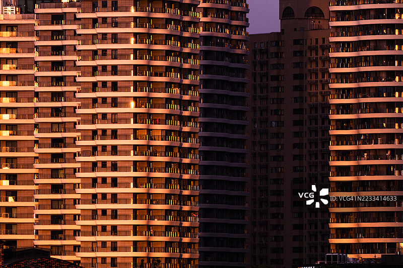 中国的城市景观中被夕阳照亮的高层建筑图片素材