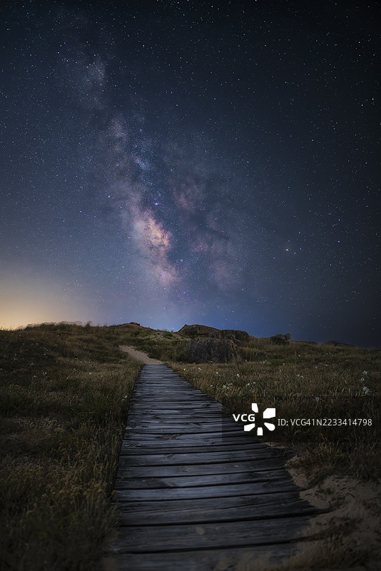 西班牙里贝拉田野上木栈道上的星空夜景图片素材