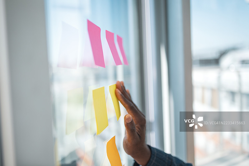 团队在现代办公室中使用五颜六色的便利贴进行头脑风暴图片素材