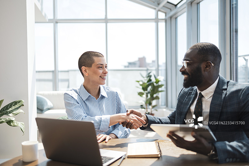 多元化的商业专业人士在明亮的现代办公室环境中开会图片素材