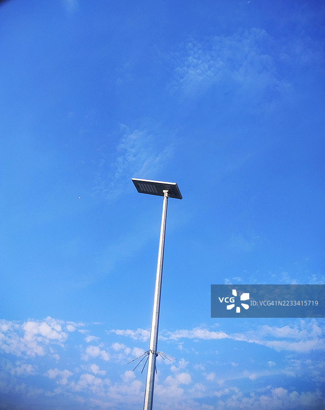 晴朗蓝天下的太阳能路灯图片素材