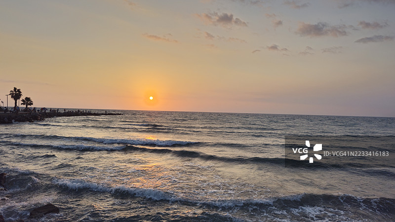 美丽的海洋日落与柔和的波浪图片素材