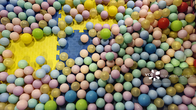 五颜六色的塑料球在游戏垫上图片素材