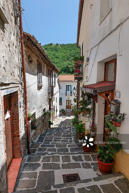 意大利罗卡曼多尔菲一个迷人的小村庄的风景如画的小巷图片素材