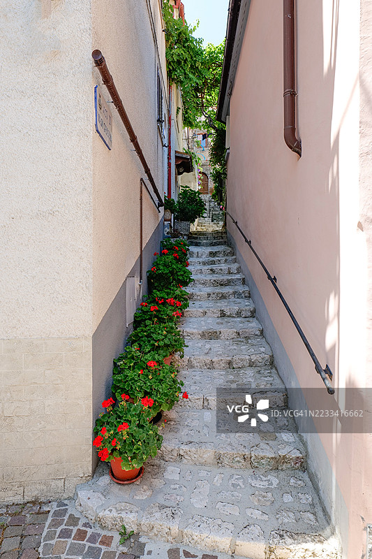 意大利罗卡曼多尔菲的窄巷，石阶和花盆图片素材