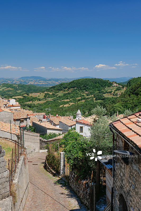 风景如画的意大利村庄，起伏的山丘和蓝天，罗卡曼多尔菲，意大利图片素材