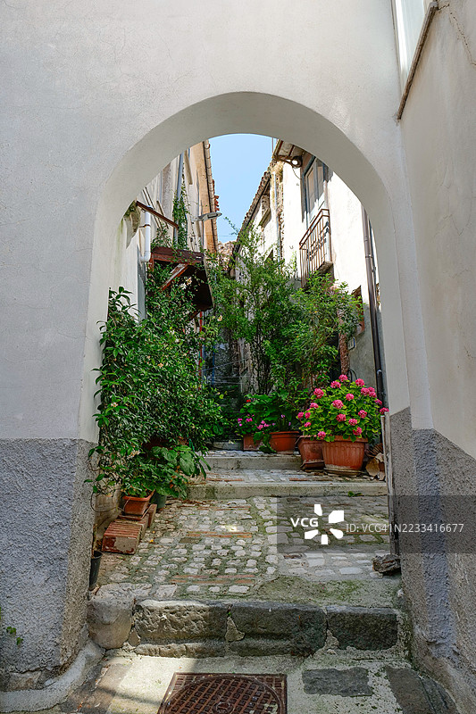 意大利罗卡曼多尔菲的风景如画的小巷，石铺小路和花盆图片素材