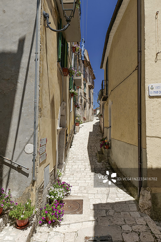 意大利罗卡曼多尔菲历史村庄中的风景如画的小巷图片素材