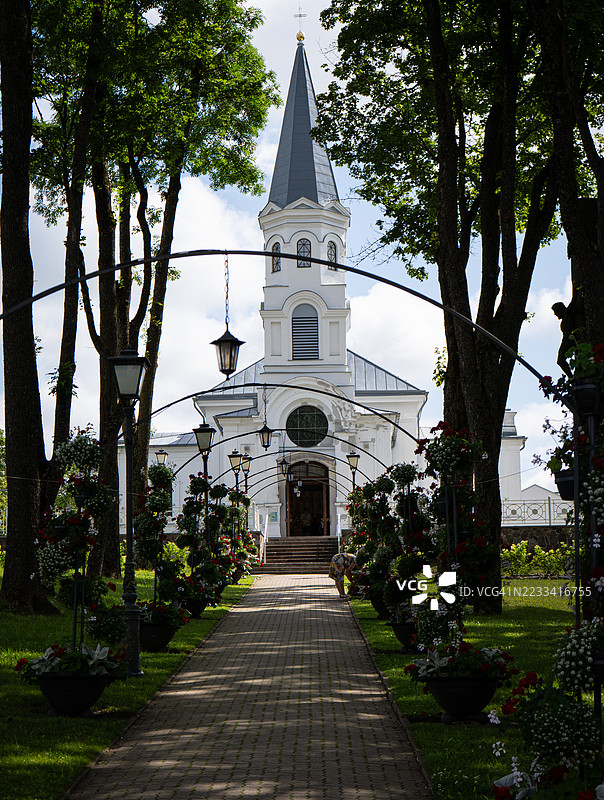 被树木和花朵环绕的风景如画的教堂，特尔希艾，立陶宛图片素材