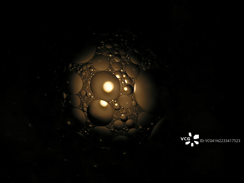在黑暗水中照亮的气泡特写抽象图像图片素材