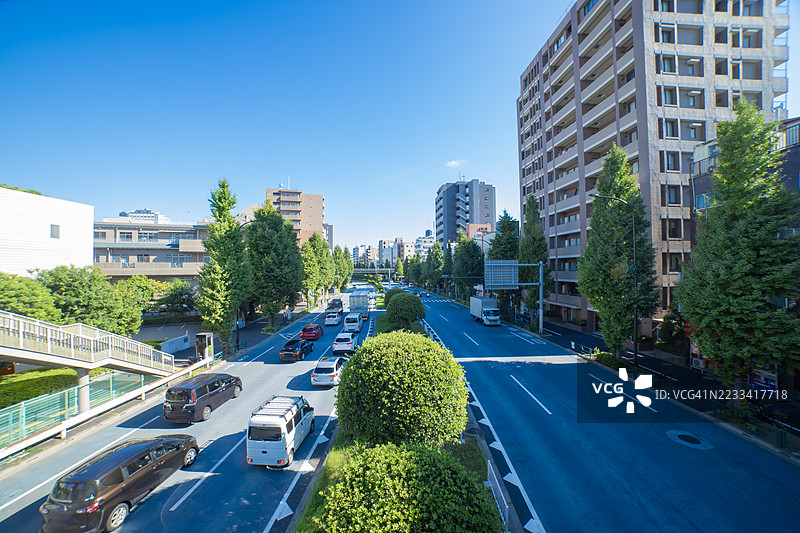 繁忙城市街道的高角度视图，车流和建筑物交错。图片素材