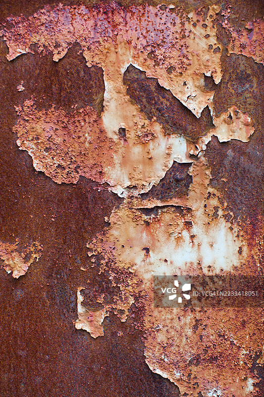生锈金属表面的特写，漆面剥落图片素材