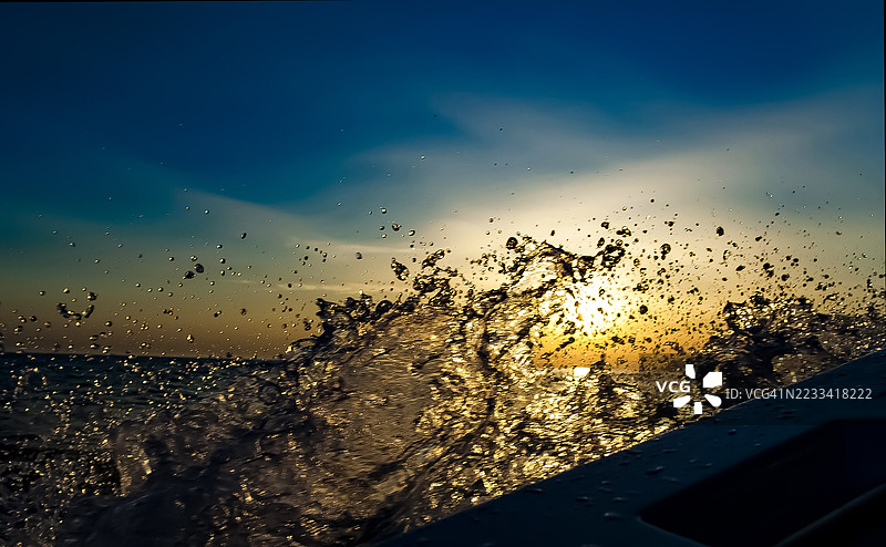 夕阳下的水花四溅图片素材