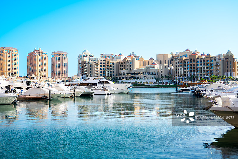 奢华的码头，停满游艇和现代建筑，蓝天晴朗图片素材