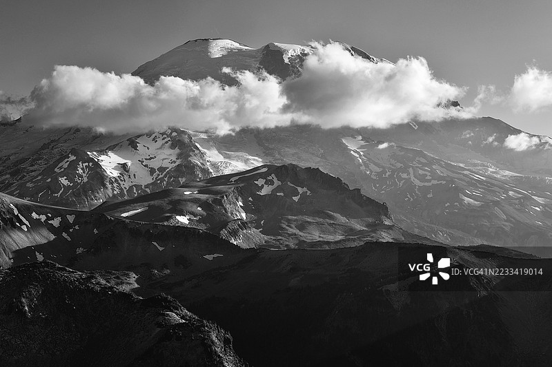 雄伟的雪山在多云的天空下，巴克利，美国图片素材