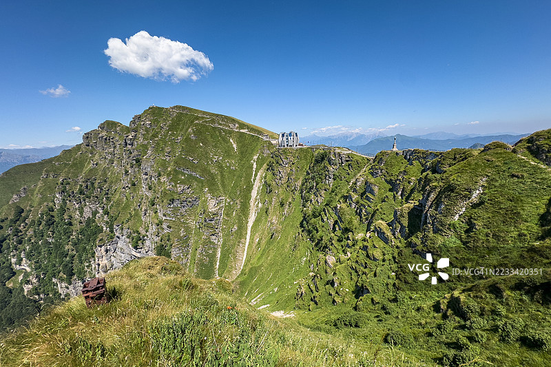 雄伟的山脉风景与湛蓝的天空图片素材