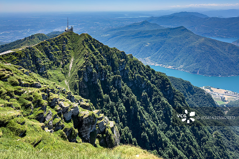 郁郁葱葱的山脉和湖泊在晴朗的蓝天下的美丽景色图片素材