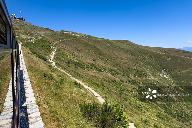 山间火车旅行，风景如画，蓝天晴朗图片素材