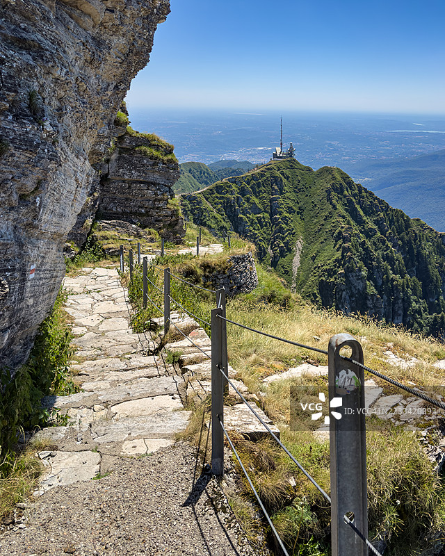 通往偏远无线电塔的山间小径图片素材