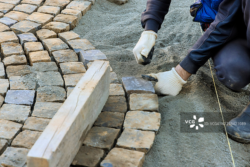 工人在建筑工地铺设鹅卵石图片素材
