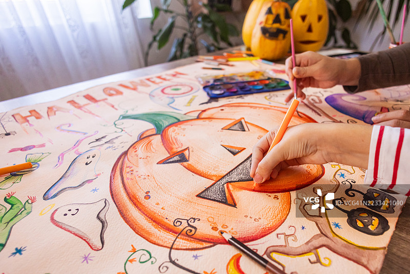 父母与孩子一起制作南瓜海报图片素材