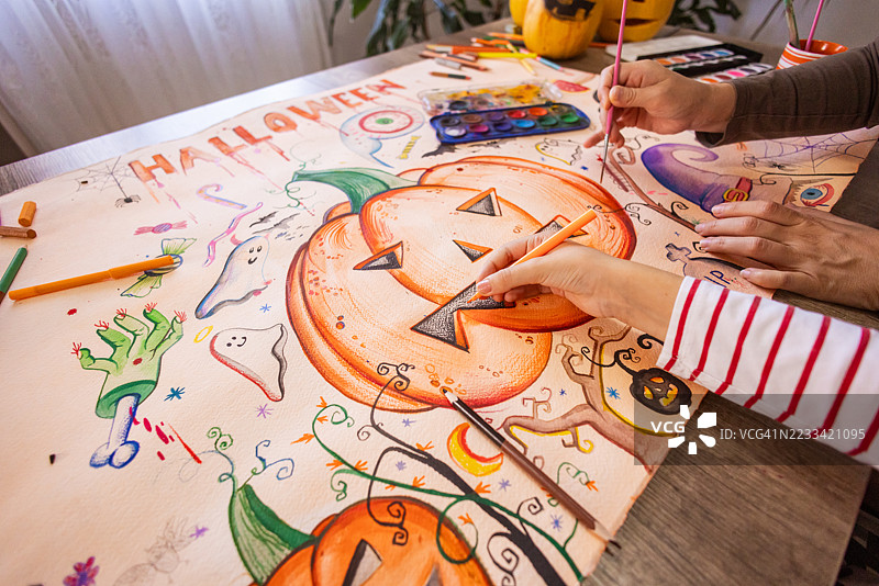 父母与孩子一起制作南瓜海报图片素材