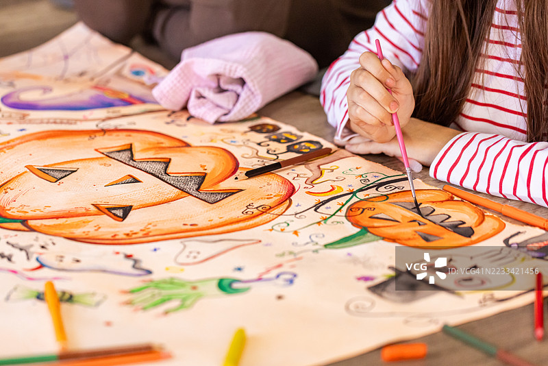 在家进行万圣节手工活动图片素材