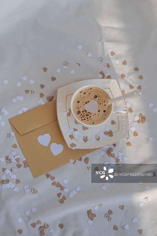 浪漫的咖啡杯，桌上有心形泡沫图片素材