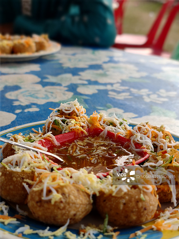 印度街头美食特写摆放在桌子上图片素材