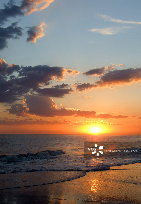 阿根廷壮观的海洋日落与戏剧性的云彩图片素材