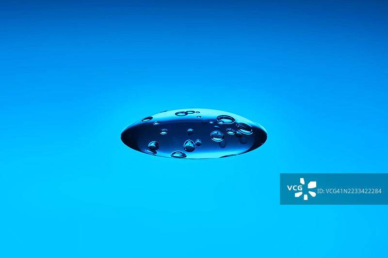 蓝色背景下的水晶球与气泡图片素材