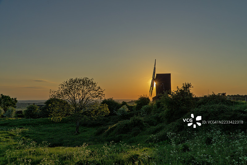 日落时分的田野上的风车，艾尔斯伯里，英国图片素材