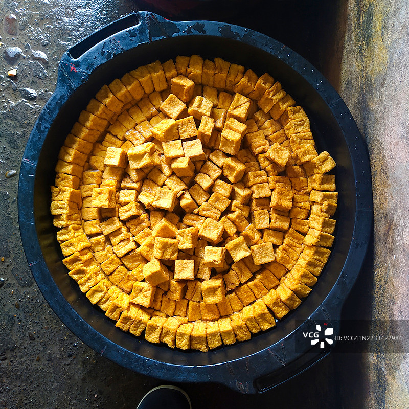 黑色容器中的炸豆腐块俯视图图片素材