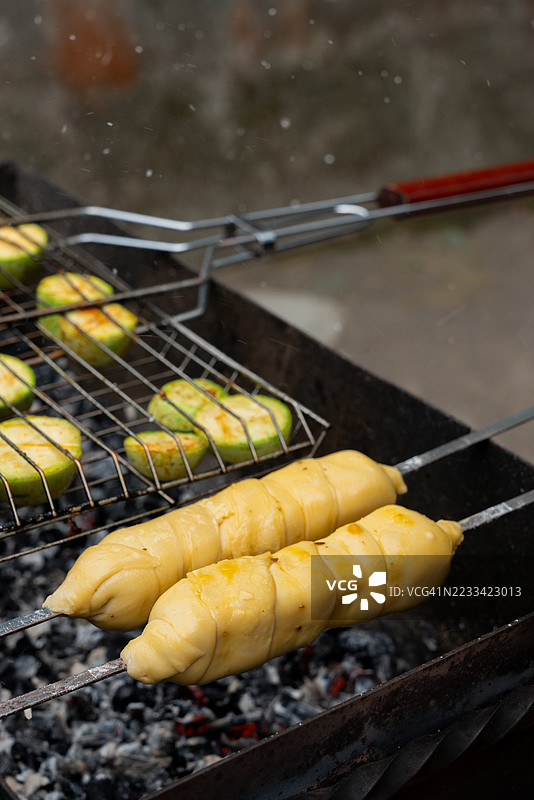 烧烤架上的烤蔬菜和面团图片素材