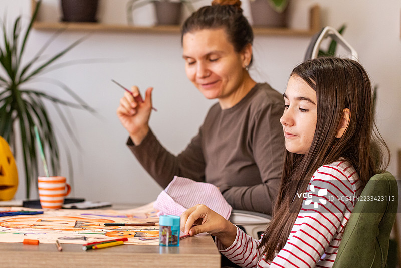 快乐的万圣节绘画时光图片素材