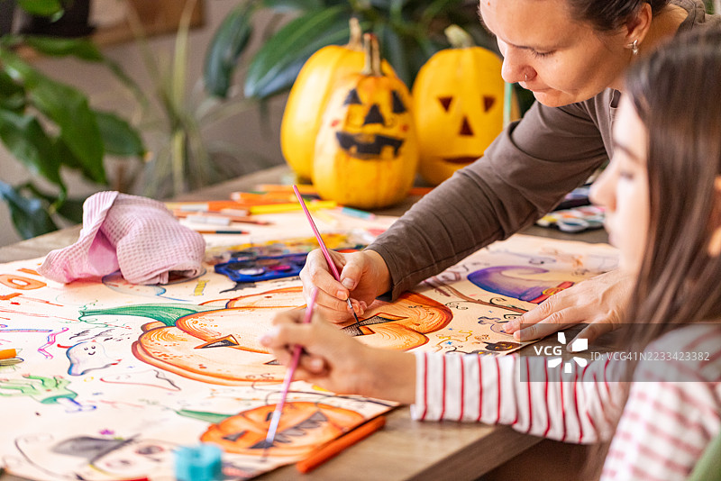 通过万圣节手工艺品建立家庭联系图片素材