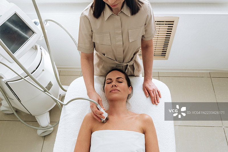 成年女性躺在沙发上享受 LPG 按摩以紧致肌肤图片素材