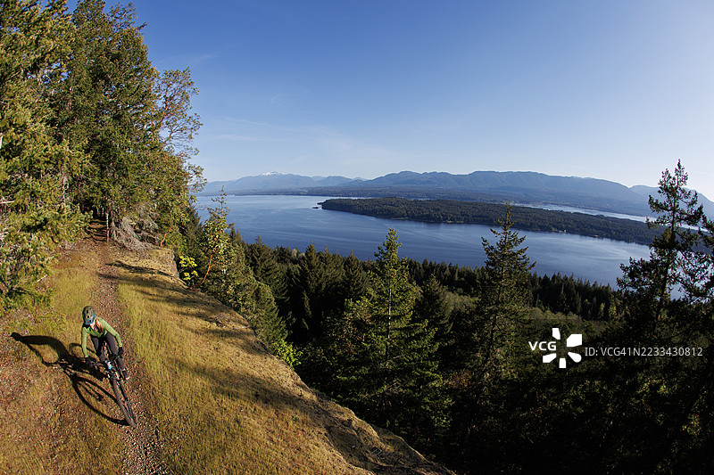 在加拿大不列颠哥伦比亚省霍恩比岛骑山地自行车图片素材