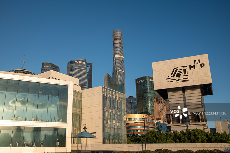 现代玻璃幕墙和高耸摩天大楼的城市天文台图片素材