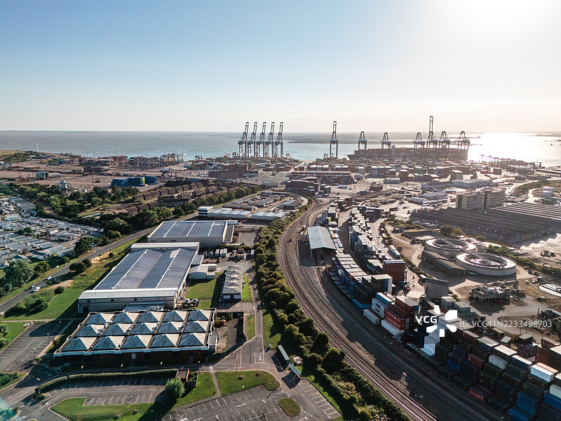 费利克斯托港口的起重机和集装箱在日出时分：无人机拍摄图片素材