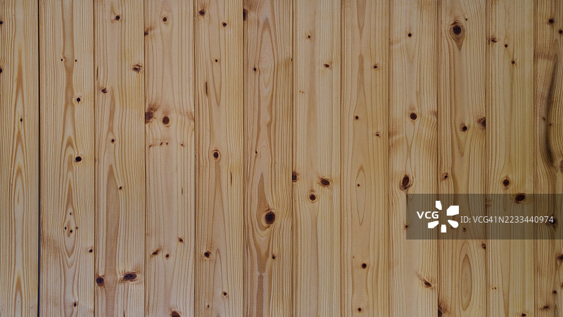 自然松木板显示出节疤和纹理，营造出温暖的背景图片素材