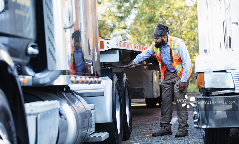 半挂车司机在检查轮胎图片素材
