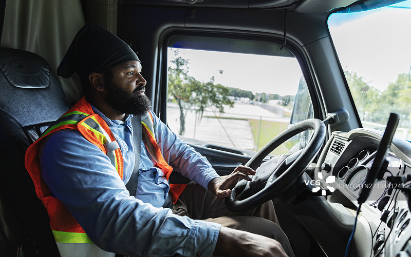 非裔美国男性驾驶半挂车图片素材