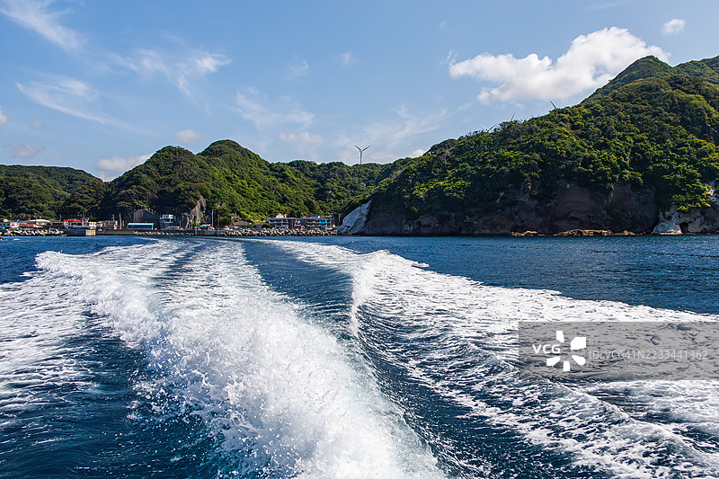 照片展示了当天第一艘船从中木港出发前往平藏海滩。浮潜者和潜水者在等待登船。船长和救生员在码头旁待命。平藏海滩，中木港，南伊豆，图片素材