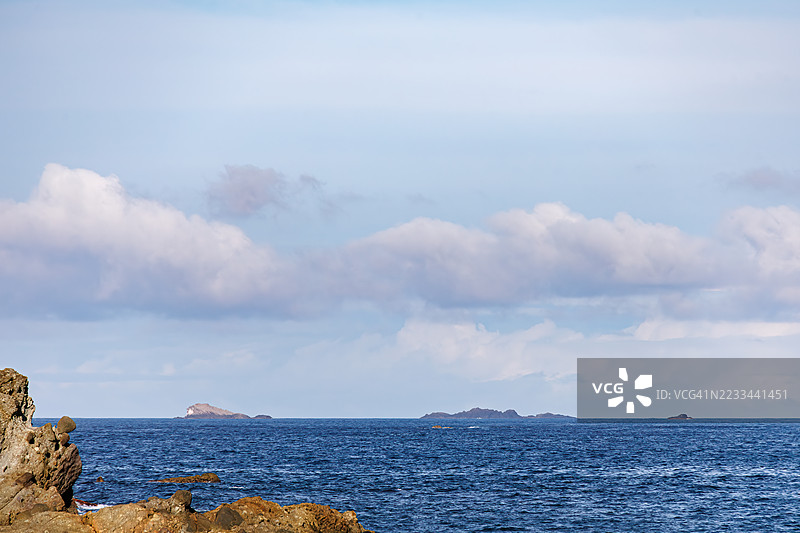 传说岬岩和岬岛源于古代伟大的修行者恩野小角。海岸线布满奇特的岩石。日本静冈县伊豆半岛加茂郡南伊豆町 - 2025年7月13日图片素材