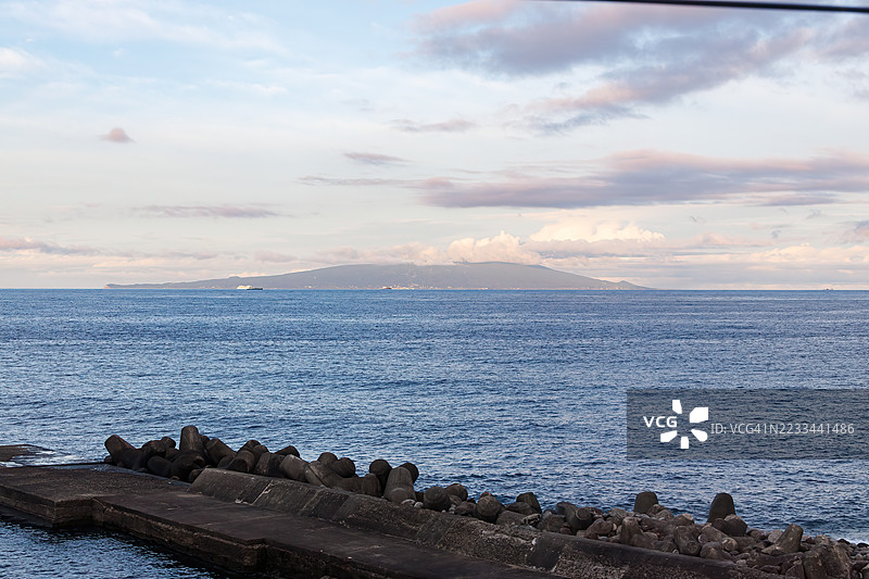 片滨白田海滩最美的海岸线。包括新岛和小笠原岛在内的伊豆群岛在海上可见。这里还运营着大型油轮和豪华游轮。位于伊豆急行线的一列火车内，静冈县伊豆半岛，2025年图片素材