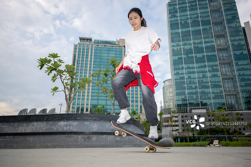 滑板少女的动态平衡艺术图片素材