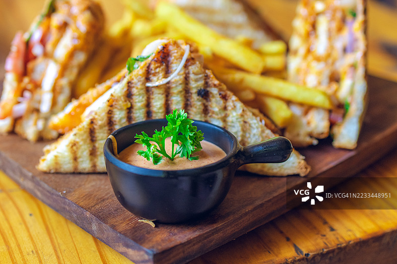 烤制俱乐部三明治配薯条和蘸酱图片素材