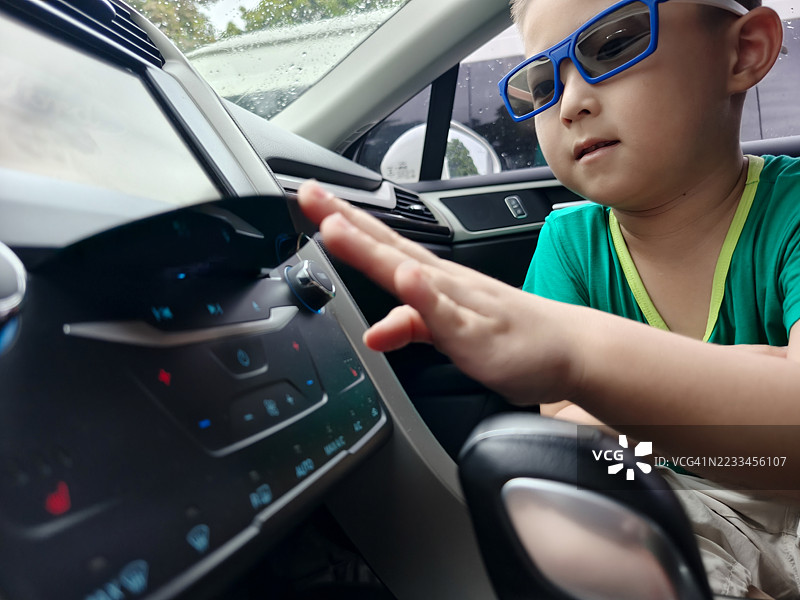 一个孩子在车里准备听黑胶唱片图片素材