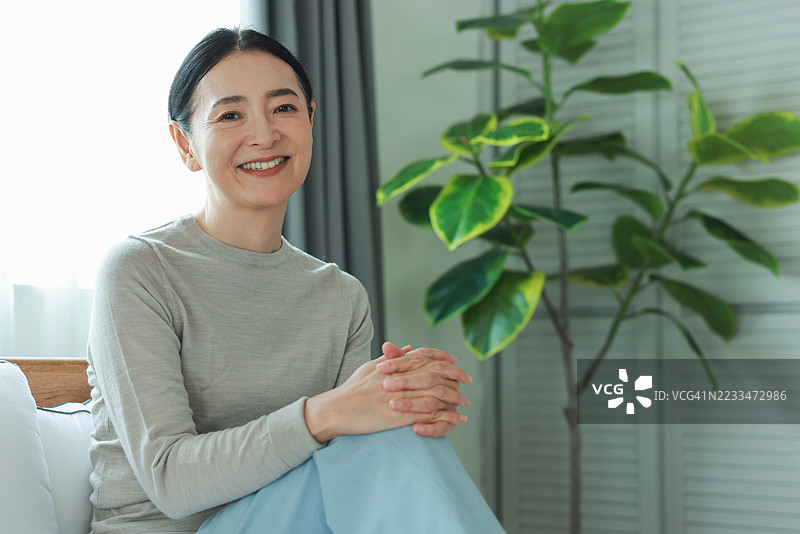 室内中年女性的肖像图片素材